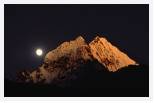 Moon and mountain * 4599 x 2968 * (6.23MB)